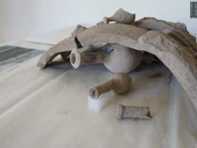 Si tratta di unguentari e balsamari in terracotta coperti da spesse pareti di anfora che facevano parte del corredo di un enchytrism�s, un tipo di sepoltura 
